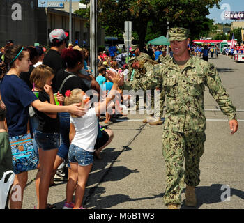 Petty Officer 3rd Class Jakob Plehn von Port Security Unit 309 arbeitet das Publikum in diesem Jahr auf der Coast Guard Festival Parade in Grand Haven, Mich., Nov. 5, 2017. Tausende von Menschen kamen für die jährliche Ereignis am letzten Tag des Festivals statt. (U.S. Küstenwache Stockfoto