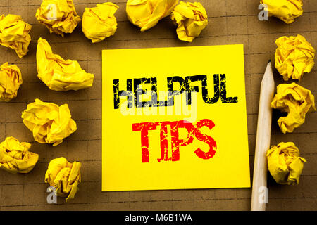 Handschrift text Zeigt hilfreiche Tipps. Business Konzept für Hilfe im FAQ oder Beratung, auf haftnotiz Papier auf Gelb vintage Hintergrund geschrieben. Gefaltete y Stockfoto