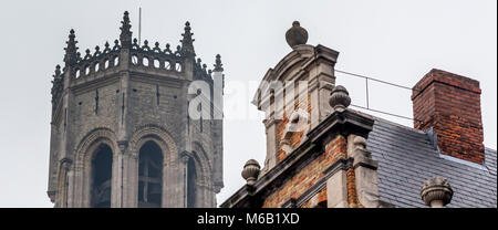 Die imposante Marktplatz Glockenturm überragt die umliegenden klassische Architektur in Brügge Stockfoto