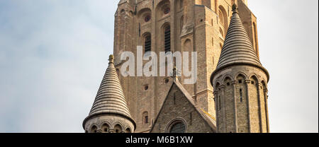 Zwei conicle brick Türme der Kirche Unserer Lieben Frau im Vordergrund der Kirche herrliche hohen Turm Stockfoto
