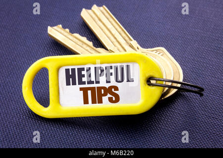 Handschrift Ansagetext, hilfreiche Tipps. Business Konzept für Hilfe im FAQ oder Beratung, Schriftliche Schlüsselhalter Hinweis schwarzer Hintergrund mit Platz cl Stockfoto