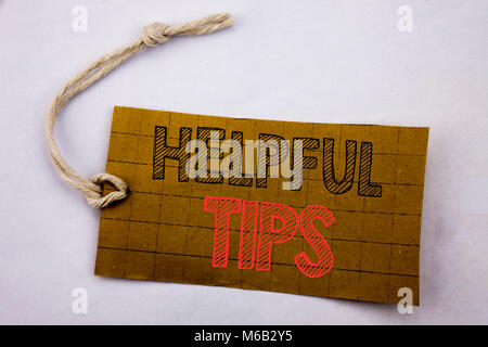 Handschrift Ansagetext, hilfreiche Tipps. Business Konzept für Verkauf online Hilfe im FAQ oder Beratung, geschrieben auf Preisschild auf weißem Papier vintag Stockfoto