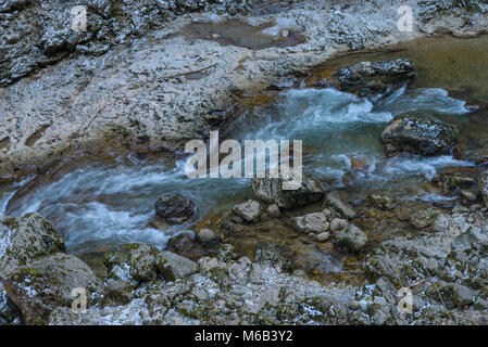 Eine stürmische Mountain River fließt durch die Felsen Stockfoto