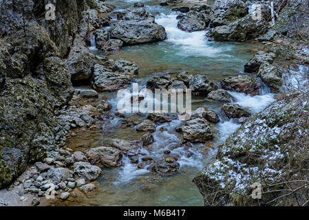 Eine stürmische Mountain River fließt durch die Felsen Stockfoto