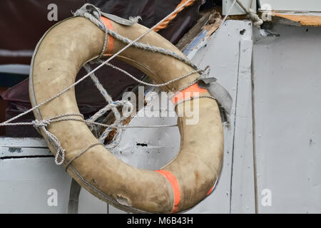 Nahaufnahme von einem Rettungsring hängend auf einer großen Fischerboot Stockfoto