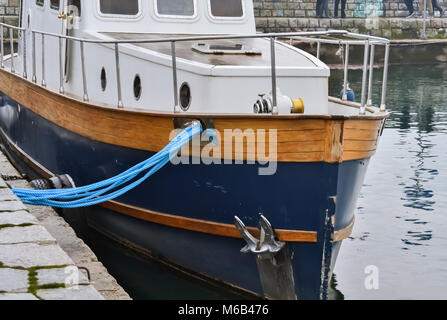 Nahaufnahme eines alten touristische Schiff festgebunden auf einem kleinen Pier in Ohrid See Stockfoto