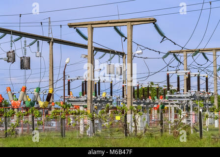 Nahaufnahme von einem kleinen elektrischen Unterstation in der Nähe des Dorfes Stockfoto