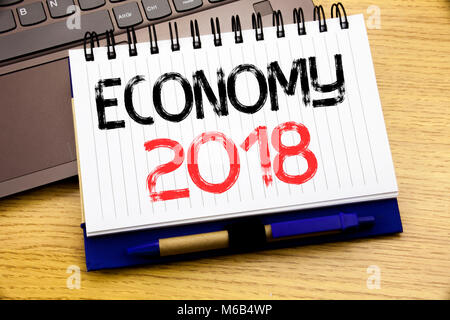 Wort, Schrift, Wirtschaft 2018. Business Konzept für Wort Finanzen Zukunft planen auf Notebook Buch über Holz- Hintergrund im Büro mit Laptops geschrieben Stockfoto