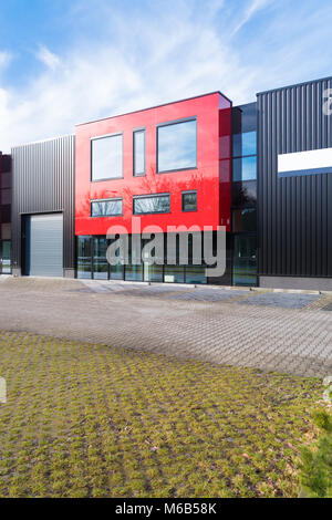 DENEKAMP, Niederlande - Februar 4, 2017: Moderne Fassade eines neu industriellen Gebäude mit roten Einheiten bauen Stockfoto