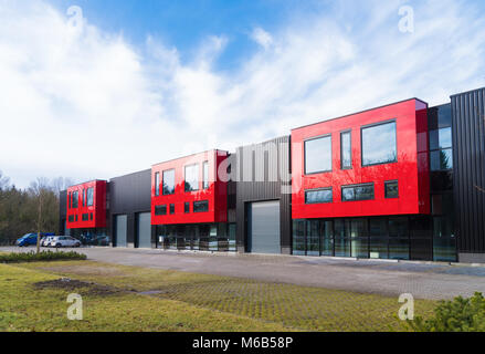 DENEKAMP, Niederlande - Februar 4, 2017: Moderne Fassade eines neu industriellen Gebäude mit roten Einheiten bauen Stockfoto