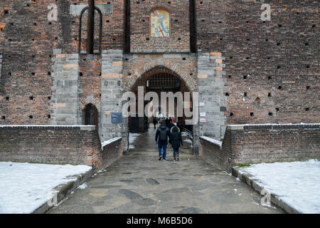 Touristen an mittelalterliche Tor Eingang zum Castello Sforzesco in Mailand, Lombardei, Italien im Winter Stockfoto