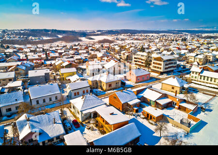 Antenne snowy Winter Blick auf Krizevci, Stadt in Prigorje, Kroatien Stockfoto