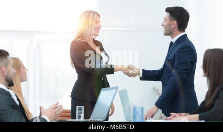 Handshake Geschäftspartner nach der Diskussion über den Vertrag Stockfoto