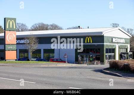 Eine der (33) Bilder im Zusammenhang mit den britischen Einzelhandel mit beliebten High Street Unternehmen und Marken. McDonalds Restaurant in Battlefield. Stockfoto