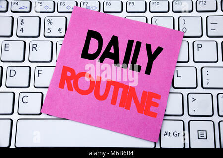 Handschrift Ansagetext mit täglichen Routine. Business Konzept für gewohnter Lebensstil auf haftnotiz Papier auf weiße Tastatur Hintergrund Stockfoto