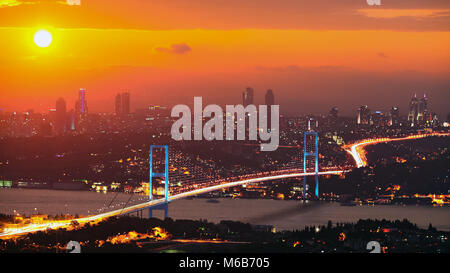 Türkei Istanbul Bosporus-brücke Sonnenuntergang Panorama Stockfoto