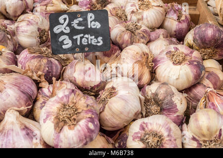 Knoblauch auf die Marktstände Apt Vaucluse Provence-Alpes-Côte d'Azur Frankreich Stockfoto