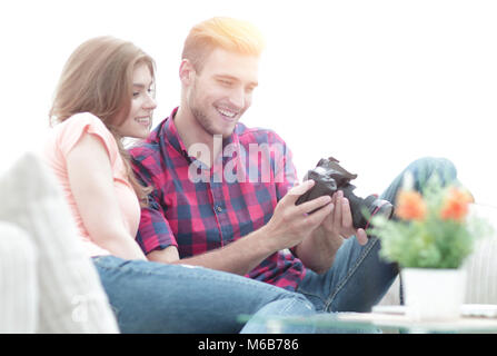 Moderne junge Paar prüft die Fotos auf der Kamera Stockfoto