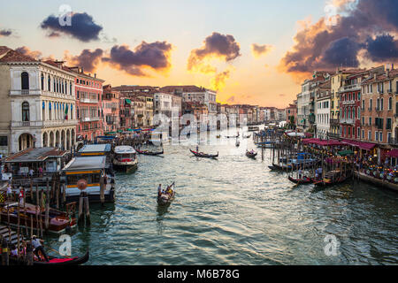 Ein Sonnenuntergang Blick von der Rialtobrücke Venedig Italien mit Grand Canal Stockfoto