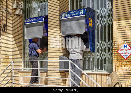 Kashan, Iran - 27. April 2017: Zwei Personen Straße Geldautomaten in der freien Luft. Stockfoto