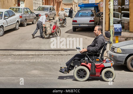 Kashan, Iran - 27. April 2017: Behinderte Menschen im Stadtzentrum, in der Reitschule eine Behinderung Bike. Stockfoto