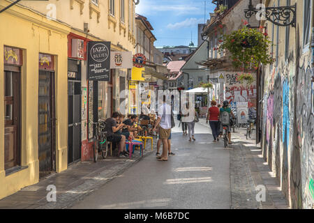 LJUBLJANA, Slowenien, 11. AUGUST 2017: Trubarjeva cerna belebten Straße mit Cafés und Restaurants Stockfoto