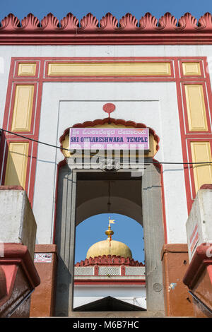 Madikeri, Indien - 31. Oktober 2013: Shree Omkareshwara Tempel. Detailansicht der Eingang zum Heiligtum. Frames die goldene Kuppel des zentralen Heiligtum Stockfoto