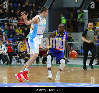 Kiew, Ukraine - 26. FEBRUAR 2018: WOLODYMYR KONIEV der Ukraine (L) und Thomas MASSAMBA von Schweden in Aktion während der FIBA Weltmeisterschaft 2019 Europäische Q Stockfoto
