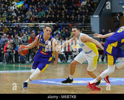 Kiew, Ukraine - 26. FEBRUAR 2018: Ludvig HAKANSON von Schweden (L) und Denys LUKASHOV der Ukraine in Aktion während der FIBA Weltmeisterschaft 2019 Europäischen Qua Stockfoto