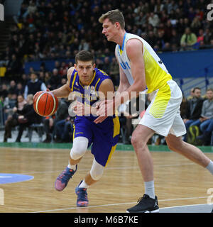 Kiew, Ukraine - 26. FEBRUAR 2018: Christopher CZERAPOWICZ von Schweden (L) und Artem PUSTOVYI der Ukraine in Aktion während der FIBA Weltmeisterschaft 2019 Euro Stockfoto