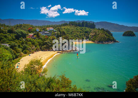 Luftaufnahme von einer schönen Bucht mit Sandstrand in der Nähe von Nelson, Neuseeland Stockfoto