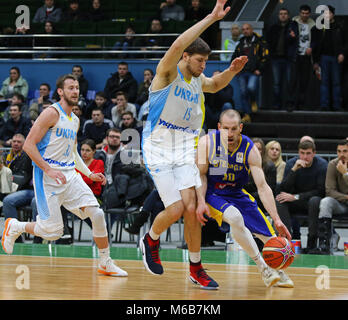 Kiew, Ukraine - 26. FEBRUAR 2018: Martin PAHLMBLAD von Schweden (R) und Viacheslav KRAVTSOV (C) der Ukraine in Aktion während der FIBA Wm 2019 Eu Stockfoto