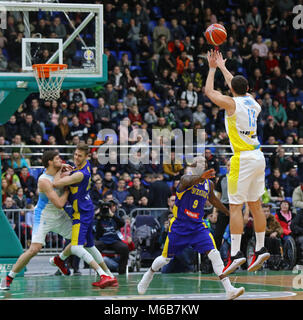 Kiew, Ukraine - Februar 26, 2018: Artem PUSTOVYI der Ukraine (R) wirft den Ball in den Korb während der FIBA Weltmeisterschaft 2019 Europäische Qualifier Spiel wieder Stockfoto