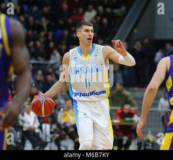 Kiew, Ukraine - 26. FEBRUAR 2018: Oleksandr LYPOVYY der Ukraine in Aktion während der FIBA Weltmeisterschaft 2019 Europäische Qualifier Spiel gegen Schweden im Palace Stockfoto