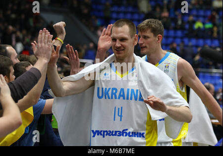 Kiew, Ukraine - Februar 26, 2018: Ukrainische Basketball Spieler danken ihren Fans nach FIBA-Weltmeisterschaft 2019 Europäische Qualifier Spiel gegen Schweden an Stockfoto