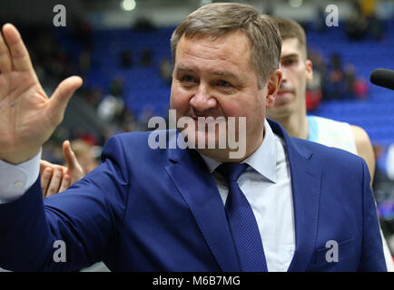 Kiew, Ukraine - 26. FEBRUAR 2018: Cheftrainer der Nationalmannschaft der Ukraine Ievgen Murzin dank Fans nach der FIBA Weltmeisterschaft 2019 Europäische Qualifier Stockfoto