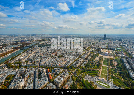 Aussicht auf Paris, Frankreich vom Eiffelturm im Frühherbst mit der Seine, Champ de Mars und Montparnasse Tower in Aussicht an einem sonnigen Tag