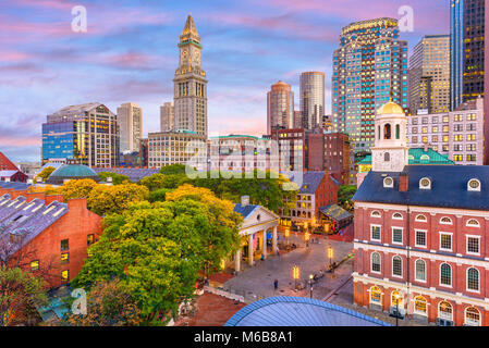 Boston, Massachusetts, USA Skyline mit dem Quincy Market und Faneuil Hall. Stockfoto