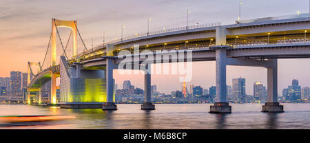 Tokio, Japan skyline Panorama mit Rainbow Bridge und Tokyo Tower in der Abenddämmerung. Stockfoto