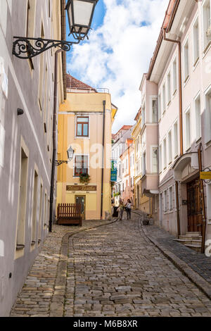 BRATISLAVA, SLOWAKEI - 17. SEPTEMBER 2016: Historische Straßen von Bratislava mit kleinen kleinen Häusern an bewölkten Himmel Hintergrund. Stockfoto