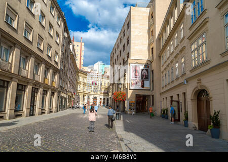 BRATISLAVA, SLOWAKEI - 17. SEPTEMBER 2016: Historische Straßen von Bratislava mit kleinen kleinen Häusern an bewölkten Himmel Hintergrund. Stockfoto