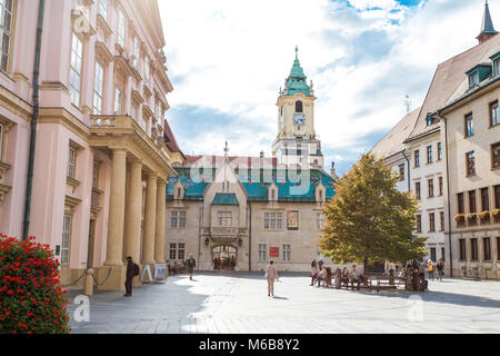 BRATISLAVA, SLOWAKEI - 17. SEPTEMBER 2016: Historische Straßen von Bratislava mit kleinen kleinen Häusern an bewölkten Himmel Hintergrund. Stockfoto