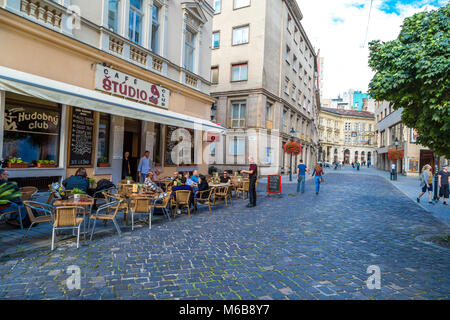 BRATISLAVA, SLOWAKEI - 17. SEPTEMBER 2016: Historische Straßen von Bratislava mit kleinen kleinen Häusern an bewölkten Himmel Hintergrund. Stockfoto