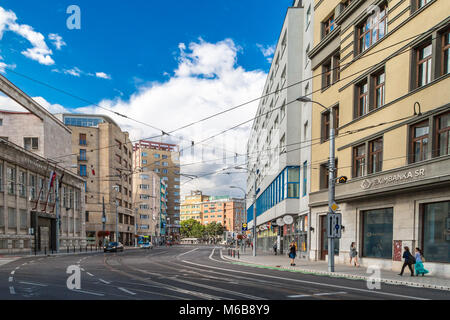 BRATISLAVA, SLOWAKEI - 17. SEPTEMBER 2016: Historische Straßen von Bratislava mit kleinen kleinen Häusern an bewölkten Himmel Hintergrund. Stockfoto