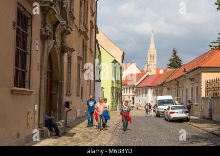 BRATISLAVA, SLOWAKEI - 17. SEPTEMBER 2016: Historische Straßen von Bratislava mit kleinen kleinen Häusern an bewölkten Himmel Hintergrund. Stockfoto