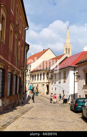 BRATISLAVA, SLOWAKEI - 17. SEPTEMBER 2016: Historische Straßen von Bratislava mit kleinen kleinen Häusern an bewölkten Himmel Hintergrund. Stockfoto