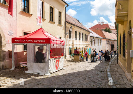 BRATISLAVA, SLOWAKEI - 17. SEPTEMBER 2016: Historische Straßen von Bratislava mit kleinen kleinen Häusern an bewölkten Himmel Hintergrund. Stockfoto