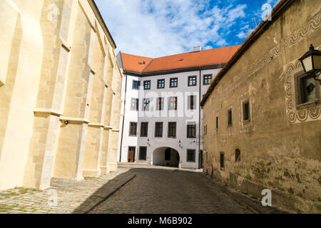 BRATISLAVA, SLOWAKEI - 17. SEPTEMBER 2016: Historische Straßen von Bratislava mit kleinen kleinen Häusern an bewölkten Himmel Hintergrund. Stockfoto