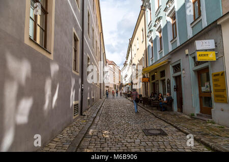 BRATISLAVA, SLOWAKEI - 17. SEPTEMBER 2016: Historische Straßen von Bratislava mit kleinen kleinen Häusern an bewölkten Himmel Hintergrund. Stockfoto