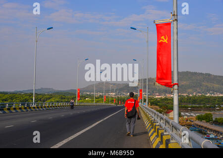 Vung Tau, Vietnam - Feb 6, 2018. Ein Mann auf der Brücke in Vung Tau, Vietnam. Vung Tau ist eine Hafenstadt, auf einer Halbinsel im Süden Vietnams. Stockfoto